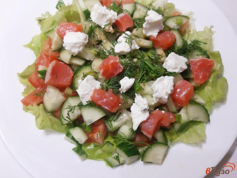 Фото приготовление рецепта: Салат с семгой и брынзой шаг №6