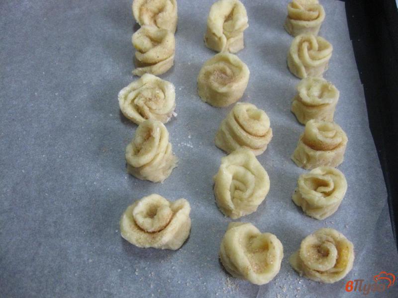 Фото приготовление рецепта: Печенье творожное «Цветы» шаг №9