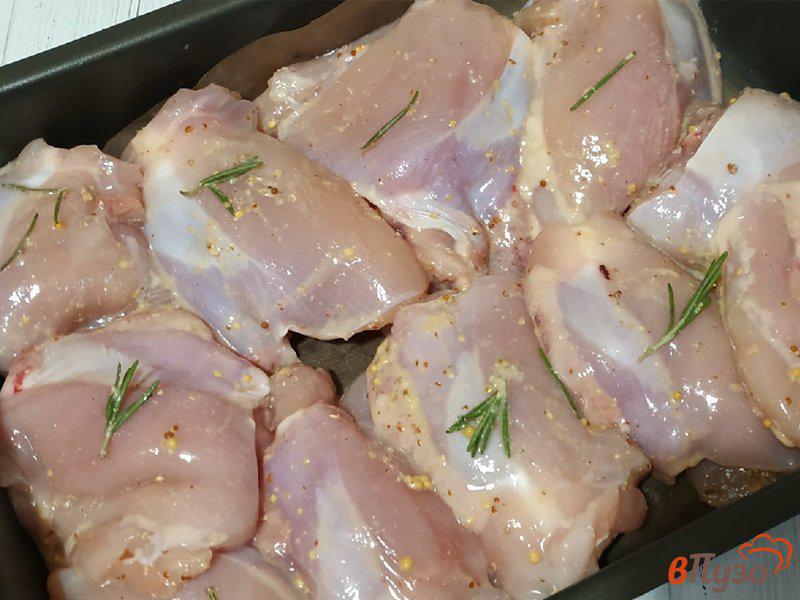 Фото приготовление рецепта: Запеченные куриные бедра с горчицей и розмарином шаг №3