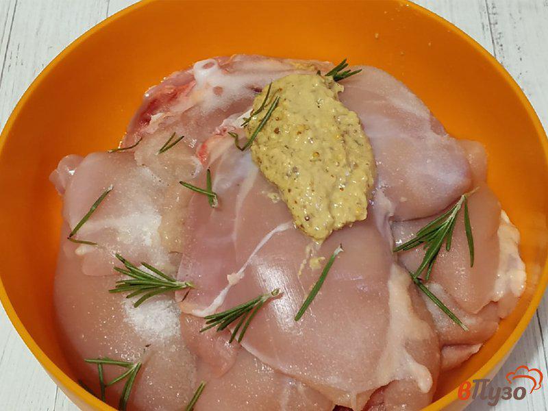 Фото приготовление рецепта: Запеченные куриные бедра с горчицей и розмарином шаг №2