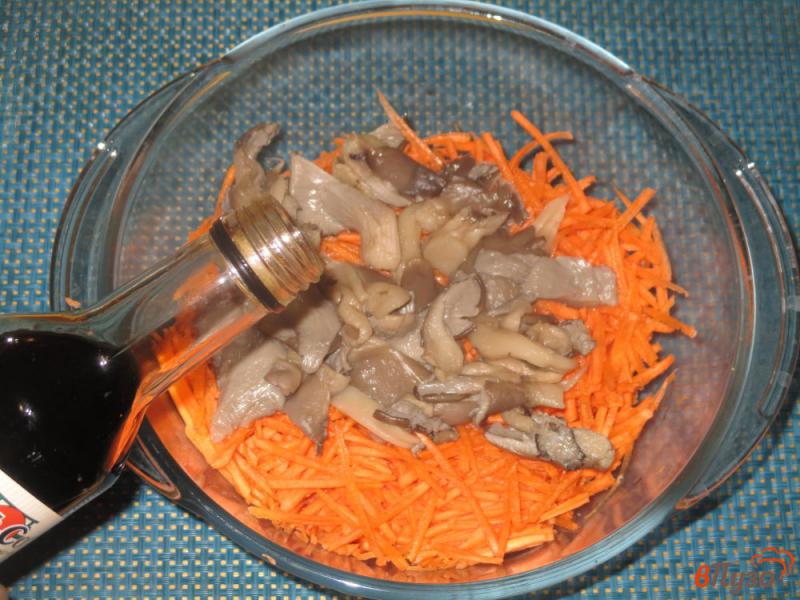 Фото приготовление рецепта: Салат по-корейски с морковью и вешенками шаг №3