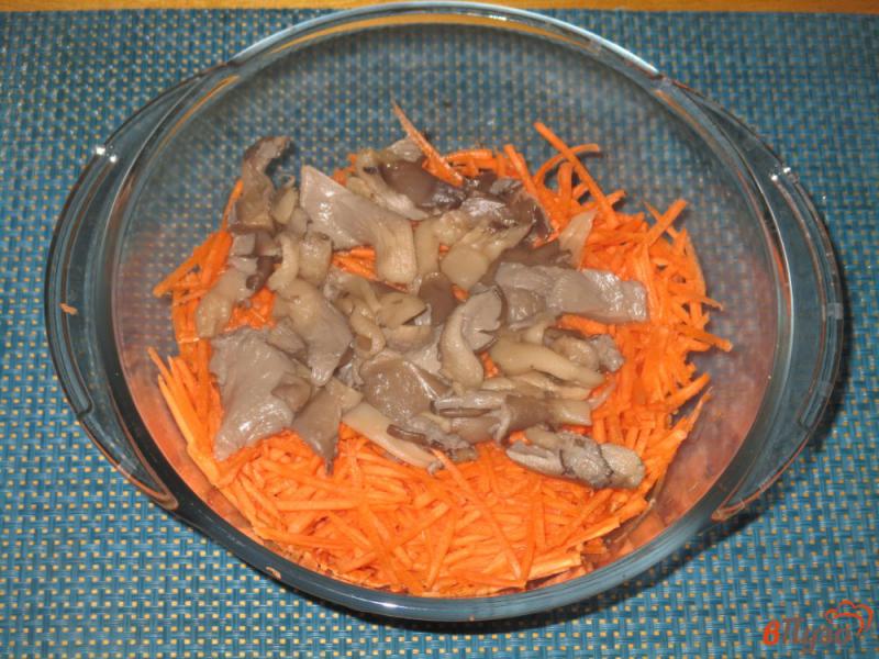 Фото приготовление рецепта: Салат по-корейски с морковью и вешенками шаг №2
