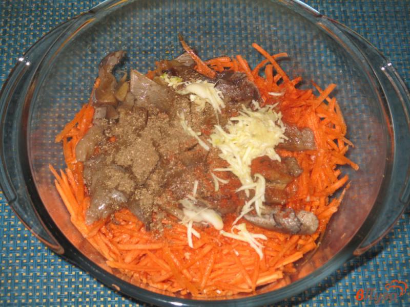 Фото приготовление рецепта: Салат по-корейски с морковью и вешенками шаг №5