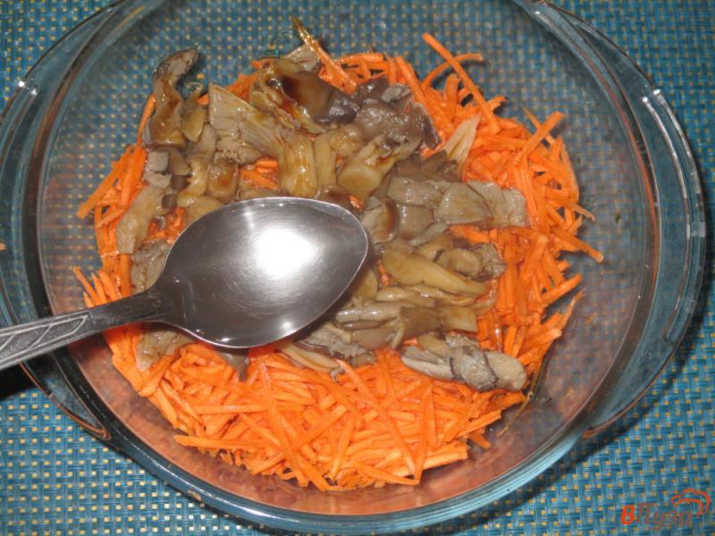 Фото приготовление рецепта: Салат по-корейски с морковью и вешенками шаг №4