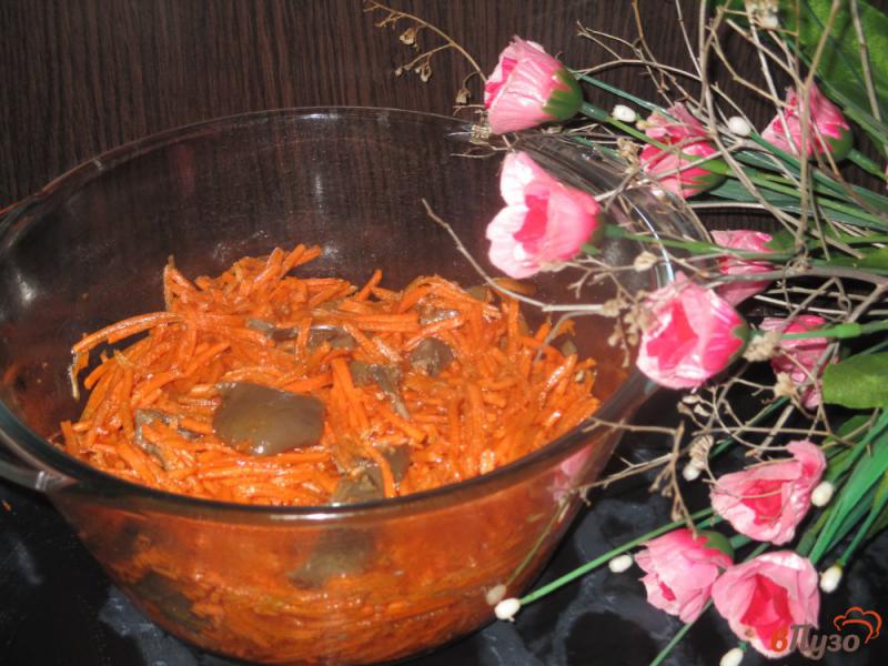 Фото приготовление рецепта: Салат по-корейски с морковью и вешенками шаг №7