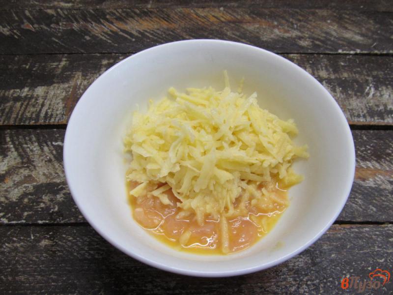 Фото приготовление рецепта: Картофельные оладьи с курицей и сыром шаг №3