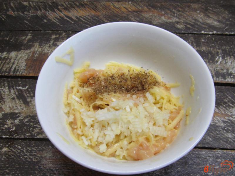 Фото приготовление рецепта: Картофельные оладьи с курицей и сыром шаг №4
