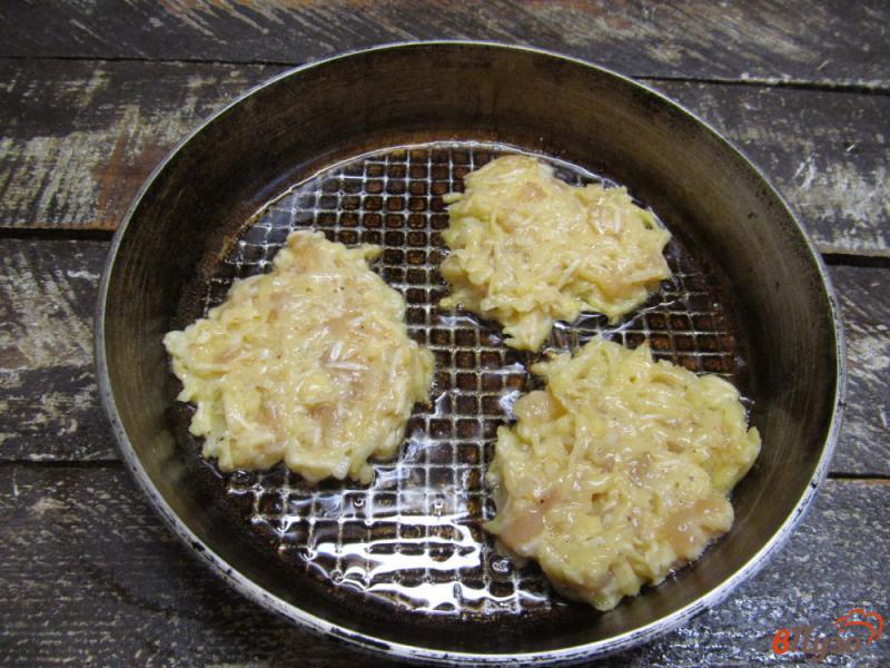 Фото приготовление рецепта: Картофельные оладьи с курицей и сыром шаг №7