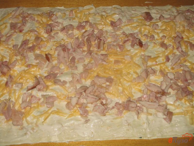 Фото приготовление рецепта: Рулет из лаваша с сыром и копченой куриной грудкой шаг №2