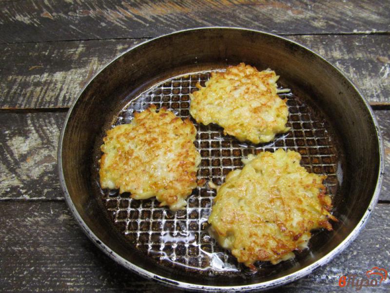 Фото приготовление рецепта: Картофельные оладьи с курицей и сыром шаг №8