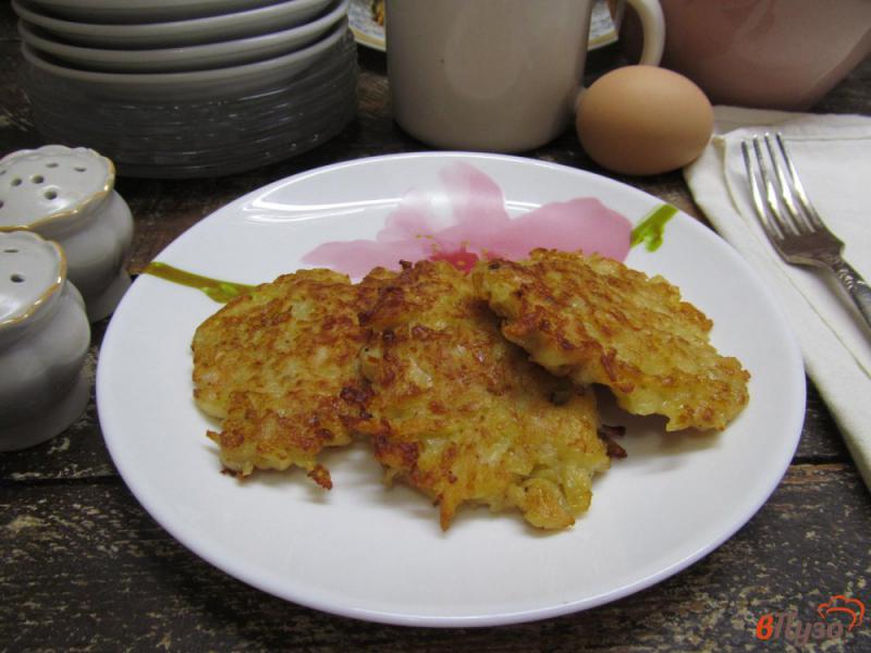 Фото приготовление рецепта: Картофельные оладьи с курицей и сыром шаг №9