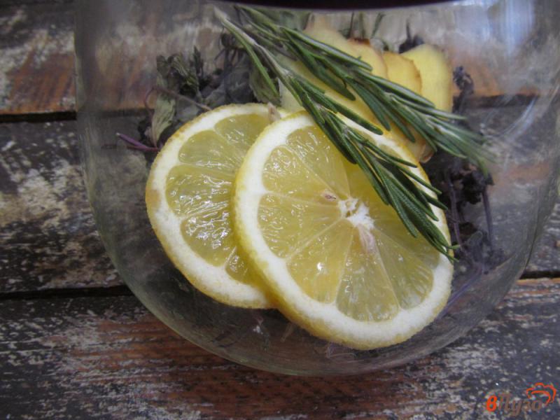 Фото приготовление рецепта: Базиликовый напиток с имбирем и калиной шаг №4