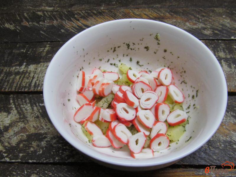 Фото приготовление рецепта: Салат из крабовых палочек с маринованным имбирем и горошком шаг №2