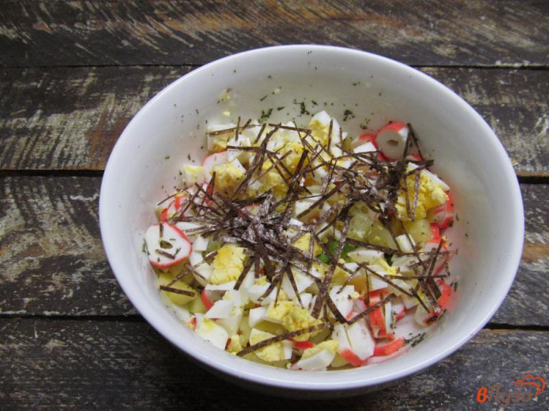 Фото приготовление рецепта: Салат из крабовых палочек с маринованным имбирем и горошком шаг №4