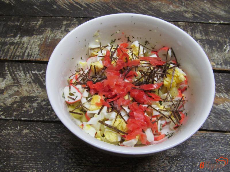 Фото приготовление рецепта: Салат из крабовых палочек с маринованным имбирем и горошком шаг №5