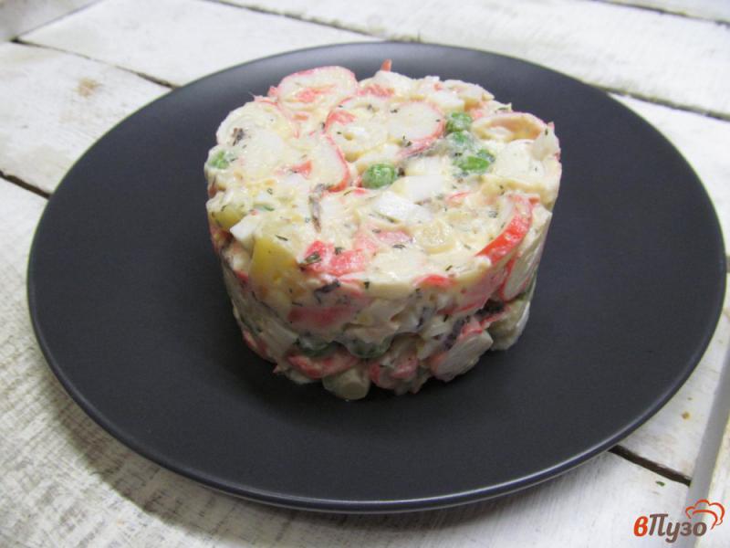 Фото приготовление рецепта: Салат из крабовых палочек с маринованным имбирем и горошком шаг №6