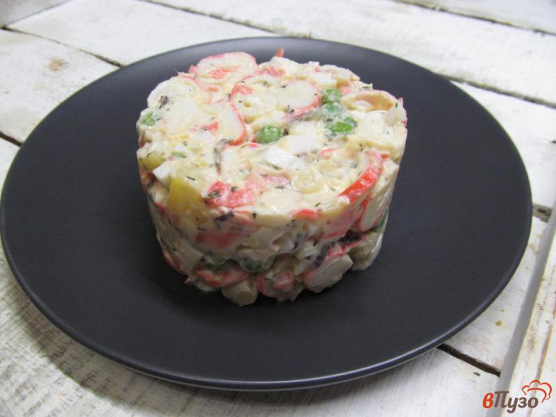 Фото приготовление рецепта: Салат из крабовых палочек с маринованным имбирем и горошком шаг №7