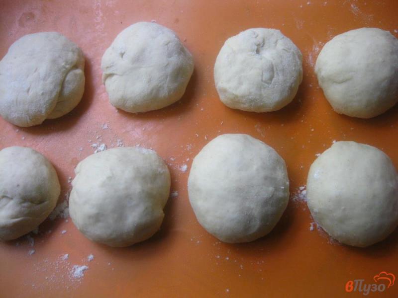 Фото приготовление рецепта: Жареные пирожки с капустой и укропом шаг №4