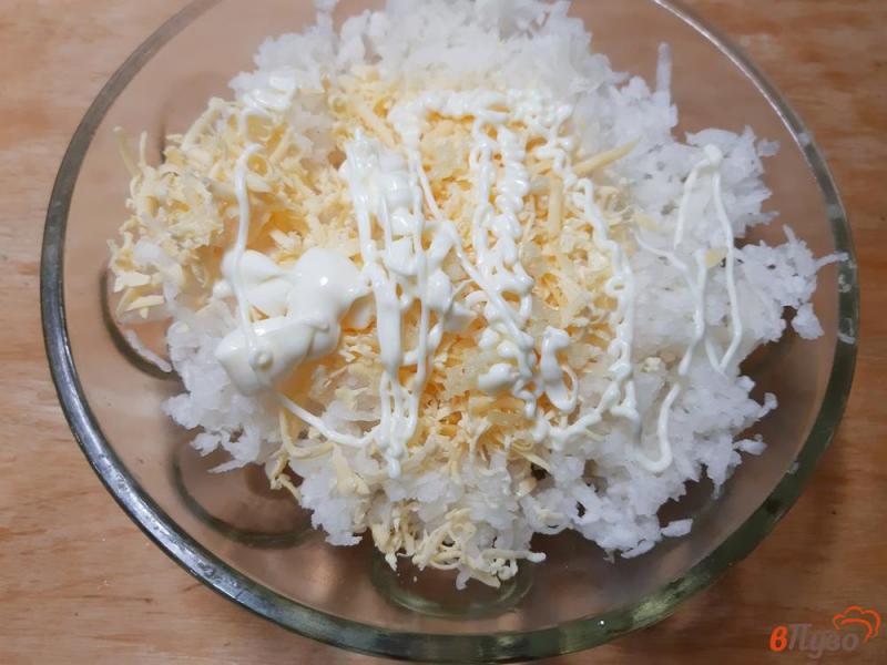Фото приготовление рецепта: Салат из редьки с сыром шаг №5