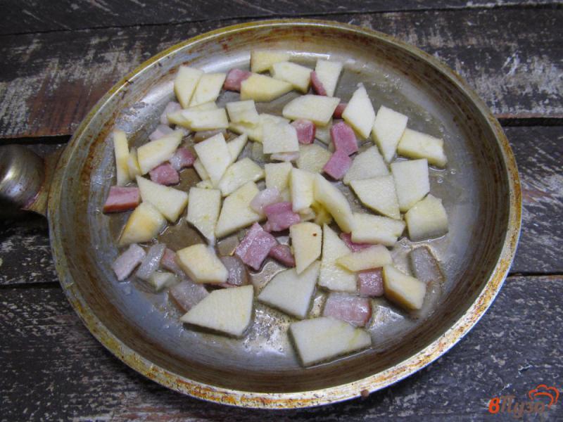 Фото приготовление рецепта: Гречневый блин с беконом и яблоком шаг №5