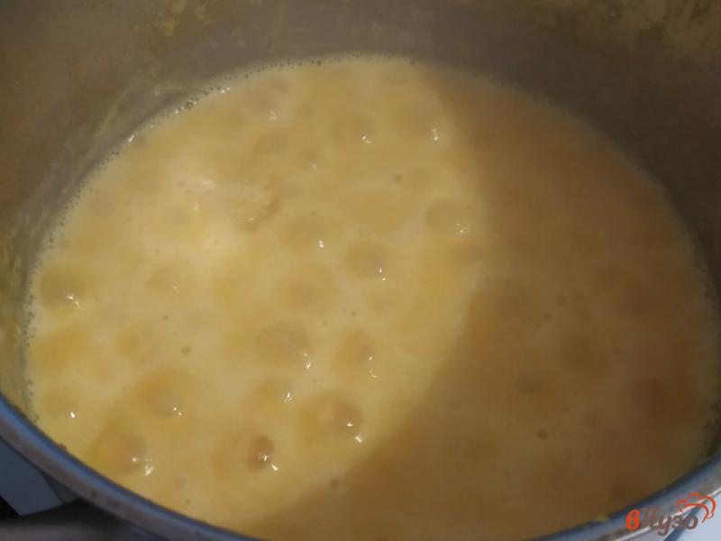 Фото приготовление рецепта: Тыквенная каша с карамелизированным персиком шаг №5