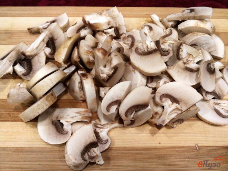 Фото приготовление рецепта: Картофель под грибной шубой, с помидорами и сыром шаг №2