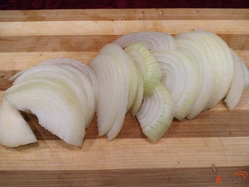 Фото приготовление рецепта: Картофель под грибной шубой, с помидорами и сыром шаг №3