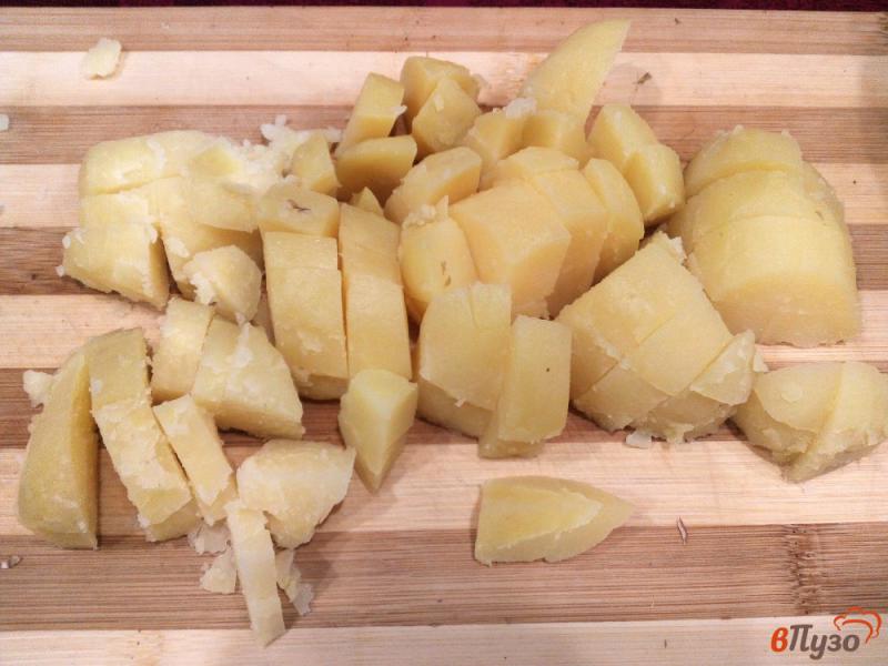 Фото приготовление рецепта: Картофель под грибной шубой, с помидорами и сыром шаг №4