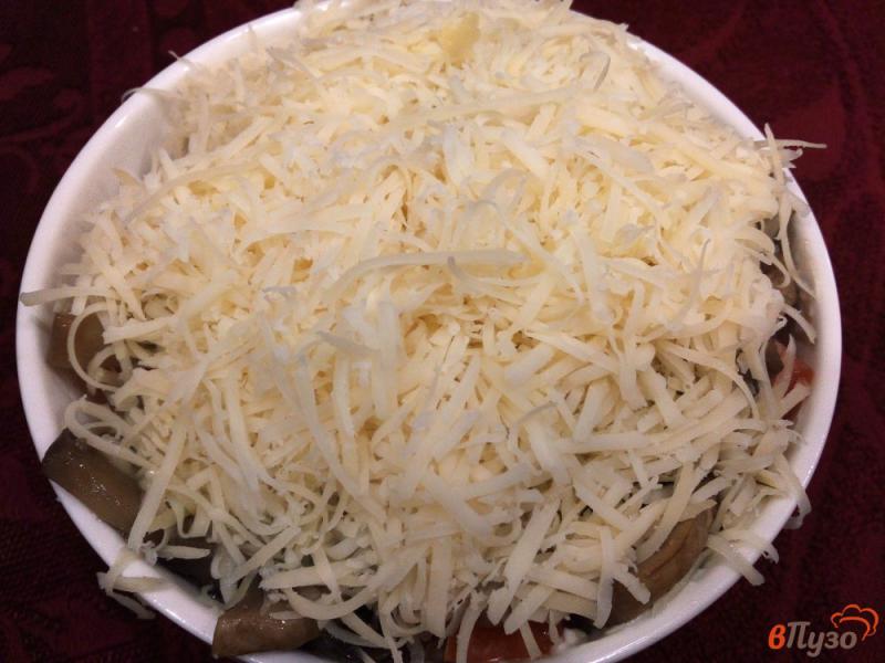 Фото приготовление рецепта: Картофель под грибной шубой, с помидорами и сыром шаг №8