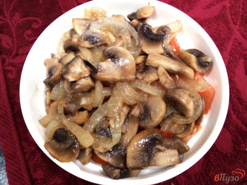 Фото приготовление рецепта: Картофель под грибной шубой, с помидорами и сыром шаг №7
