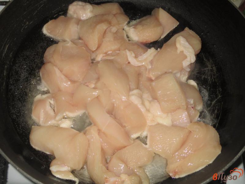 Фото приготовление рецепта: Куриная грудка с фунчозой в медово-соевом маринаде шаг №1