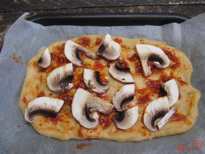 Фото приготовление рецепта: Пицца с грибами и брынзой шаг №4