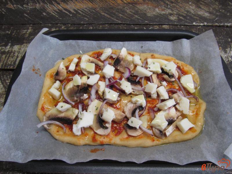 Фото приготовление рецепта: Пицца с грибами и брынзой шаг №5