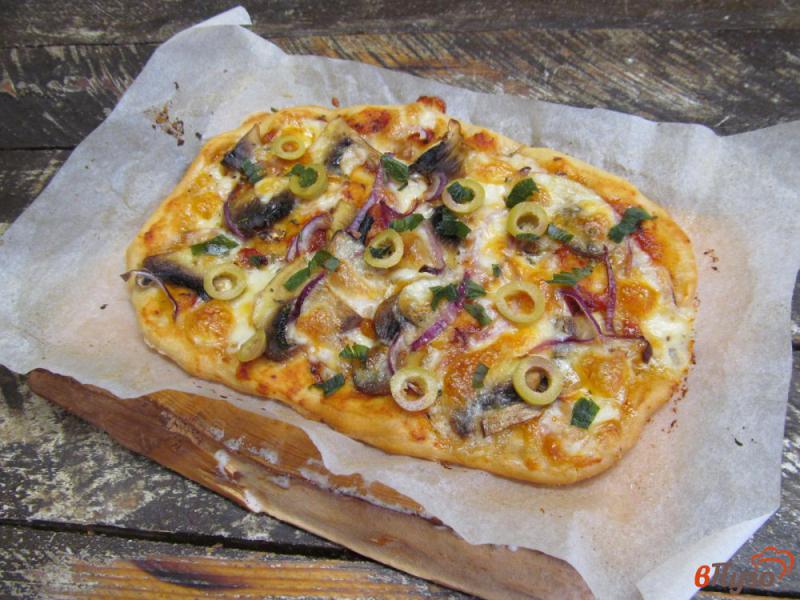 Фото приготовление рецепта: Пицца с грибами и брынзой шаг №6