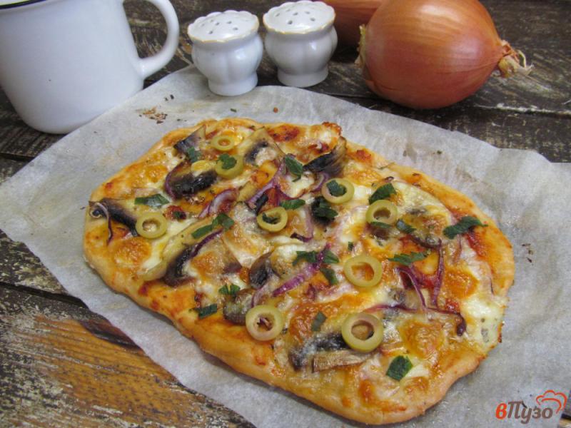 Фото приготовление рецепта: Пицца с грибами и брынзой шаг №7