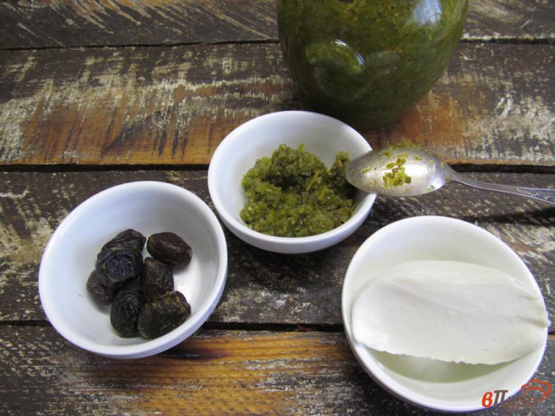 Фото приготовление рецепта: Паста с вяленым оливками и моцареллой шаг №2