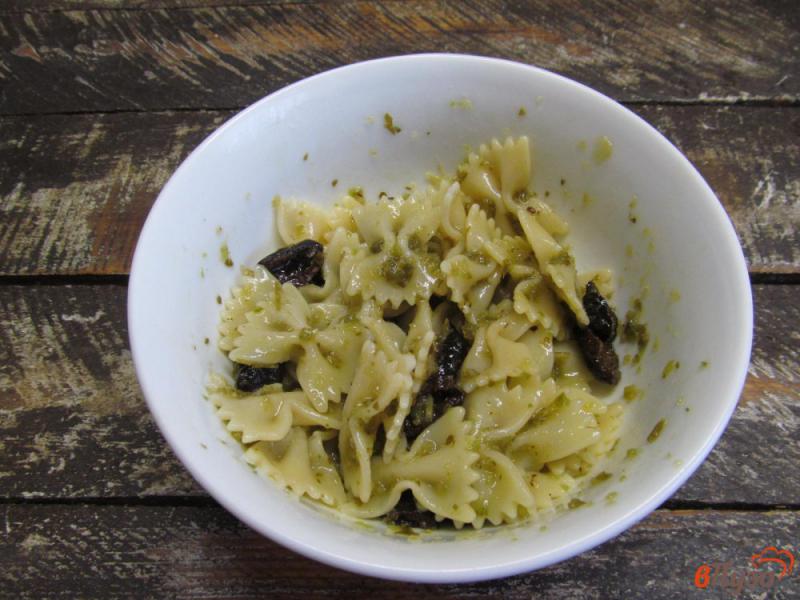 Фото приготовление рецепта: Паста с вяленым оливками и моцареллой шаг №4