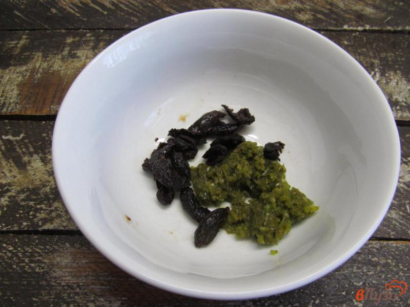 Фото приготовление рецепта: Паста с вяленым оливками и моцареллой шаг №3