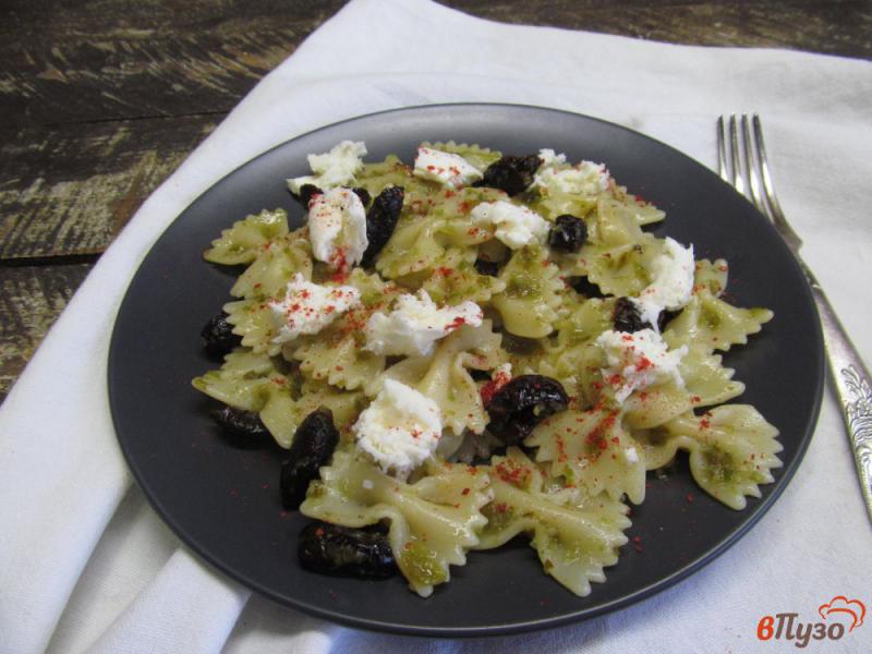 Фото приготовление рецепта: Паста с вяленым оливками и моцареллой шаг №5