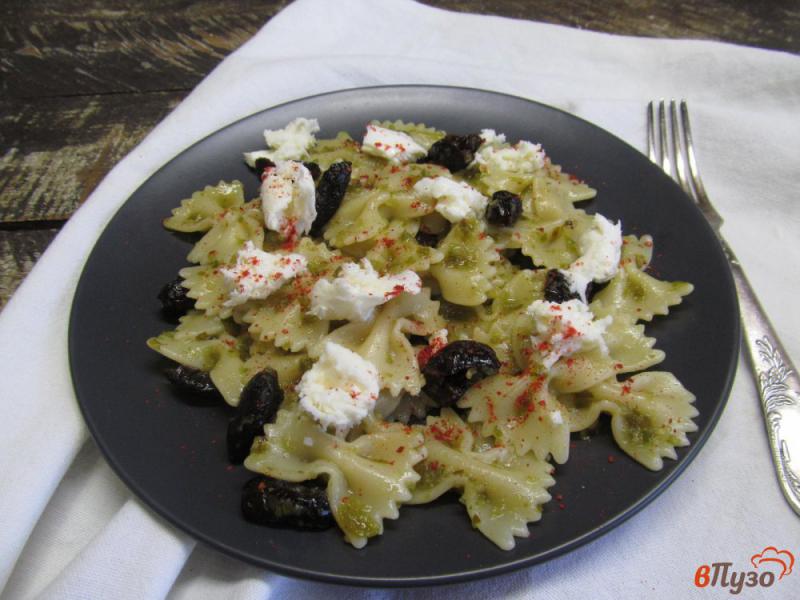 Фото приготовление рецепта: Паста с вяленым оливками и моцареллой шаг №6