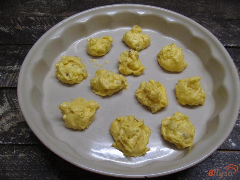 Фото приготовление рецепта: Печенье на твороге с изюмом шаг №5