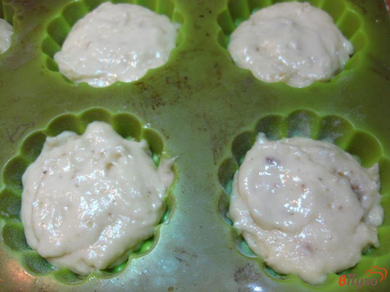 Фото приготовление рецепта: Кексы с грецкими орехами шаг №9