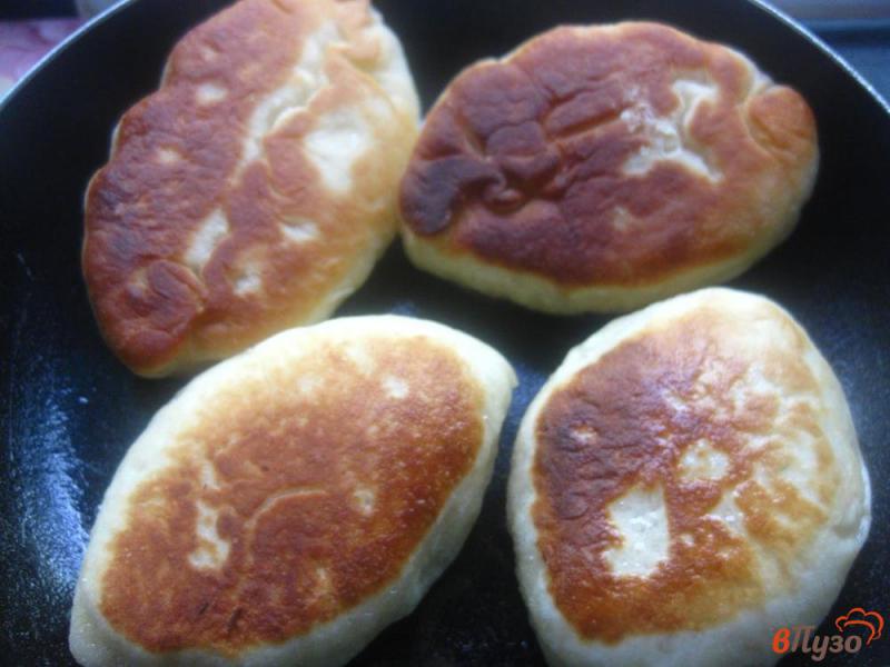 Фото приготовление рецепта: Пирожки жареные с брынзой и укропом шаг №10