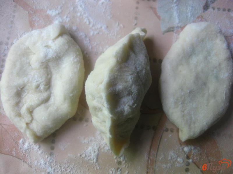 Фото приготовление рецепта: Пирожки жареные с брынзой и укропом шаг №8