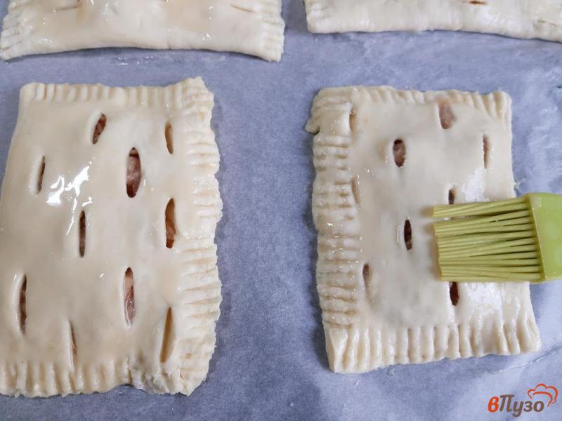 Фото приготовление рецепта: Слоёные пирожки с яблоками шаг №8