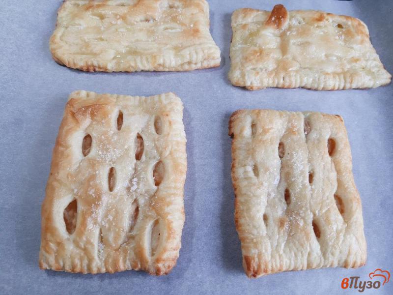 Фото приготовление рецепта: Слоёные пирожки с яблоками шаг №9