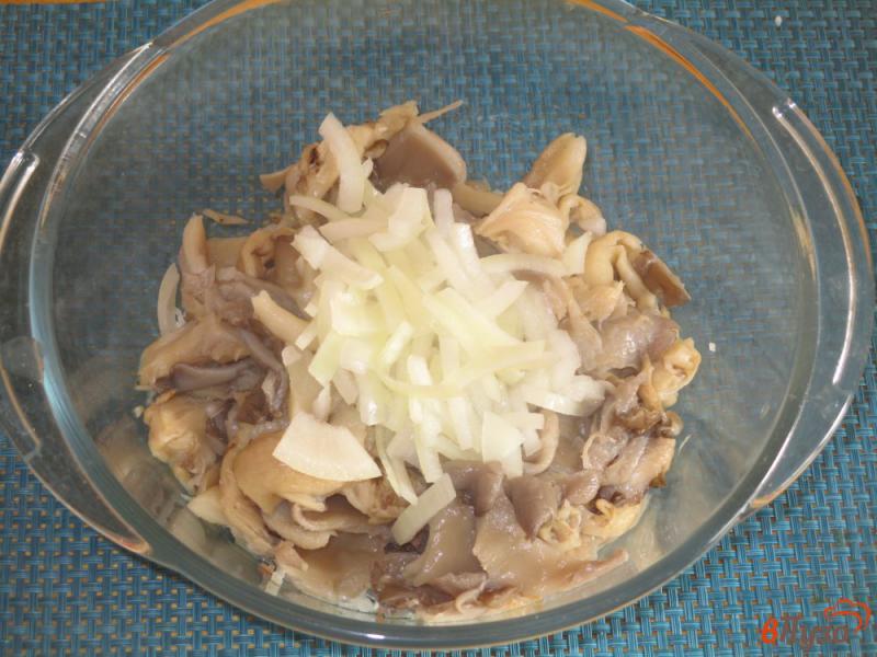 Фото приготовление рецепта: Салат из вешенок и квашеной капусты шаг №4