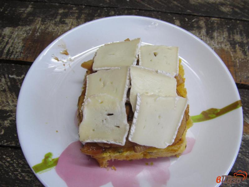 Фото приготовление рецепта: Сэндвич с яблоком и сыром бри шаг №4