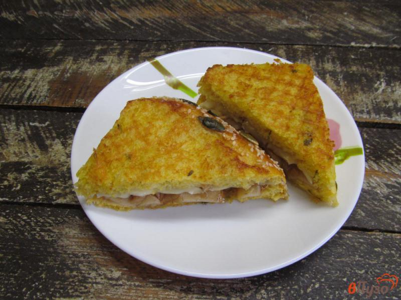 Фото приготовление рецепта: Сэндвич с яблоком и сыром бри шаг №8