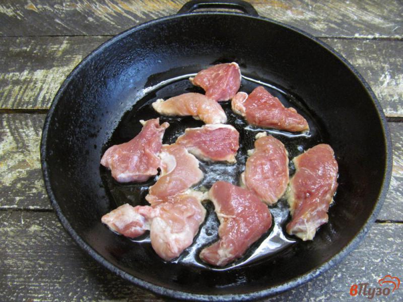 Фото приготовление рецепта: Тушеная свинина с овощами в томатном соусе шаг №1